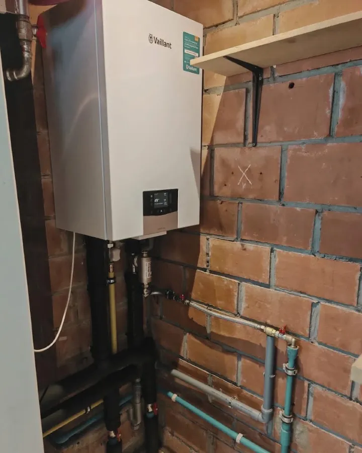 Nieuwe generatie Vaillant-condensatieketel met kleurendisplay en nieuw leidingwerk