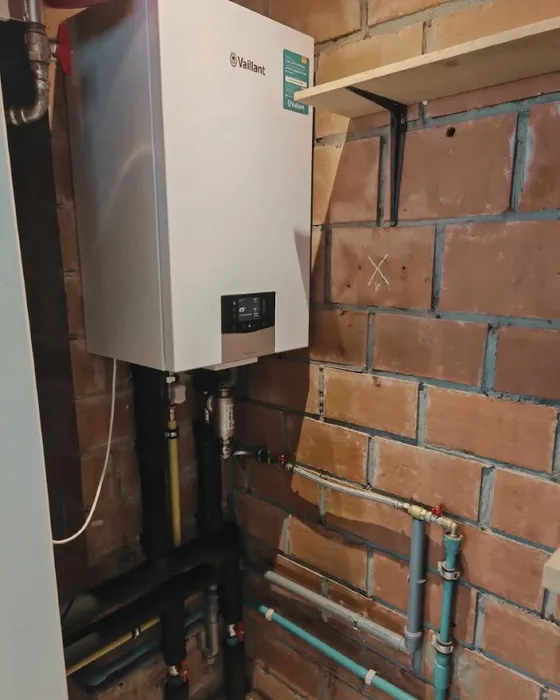 Nieuwe generatie Vaillant-condensatieketel met kleurendisplay en nieuw leidingwerk