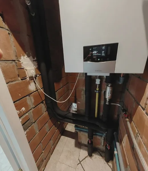Vaillant ecoTEC plus met geïsoleerde leidingen en magnetietfilter, geplaatst in een stookruimte