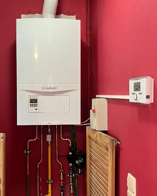 Vaillant ecoTEC pro met kamerthermostaat en TF1-filter op een rode wand