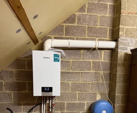 Vaillant ecoTEC exclusive op een zolder, met rookgasafvoer en expansievat