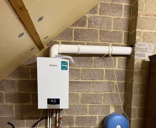 Vaillant ecoTEC exclusive op een zolder, met rookgasafvoer en expansievat