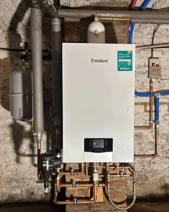 Vaillant ecoTEC condensatieketel, geïnstalleerd met koperen leidingwerk en expansievat