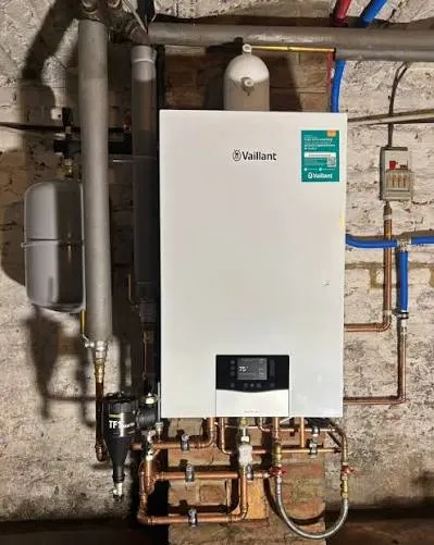 Vaillant ecoTEC condensatieketel, geïnstalleerd met koperen leidingwerk en expansievat